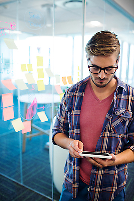 포토 JPG 해외이미지 서양인 응시 남자 벽 실내 한명 들기 상반신 성인 앞모습 아웃포커스 태블릿 사무실 비즈니스맨 포스트잇 성인남자한명만 해외202008 해외포토 외국인 1 시선 뷰포인트 비즈니스 모션 촬영기법 사람 내부 전자제품 스마트기기 메모지 직장인 남자한명만 성인남자만 파일형식