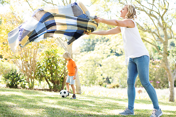 포토 JPG 해외이미지 주간 전신 서양인 공원 여자 남자 아들 어린이 축구공 엄마 서기 들기 소년 성인 야외 두명 옆모습 아웃포커스 소풍 맑음 축구 펼침 돗자리 해외202008 해외포토 자연요소 외국인 공공시설 뷰포인트 공 축구용품 가족 모션 날씨 촬영기법 사람 야외활동 구기 파일형식
