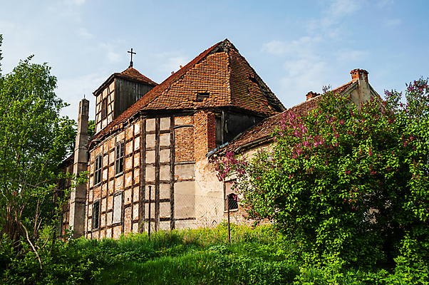 포토 JPG 해외이미지 하늘 주택 함께함 목재 빨간색 초록색 파란색 교회 버리기 폐허 해외202008 해외포토 나무 컬러 컨셉 재료 종교건축 모션 건물 파일형식