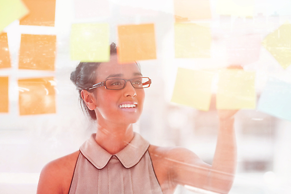 포토 JPG 해외이미지 서양인 응시 여자 벽 실내 한명 들기 상반신 성인 앞모습 사무실 펜 기록 비즈니스우먼 포스트잇 성인여자한명만 해외202008 해외포토 외국인 1 시선 뷰포인트 비즈니스 모션 사람 내부 필기구 메모지 직장인 여자한명만 성인여자만 파일형식