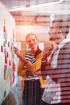 포토 JPG 해외이미지 서양인 응시 여자 남자 실내 들기 성인 두명 앞모습 옆모습 사무실 펜 가리킴 비즈니스맨 비즈니스우먼 포스트잇 화이트보드 성인만 해외202008 해외포토 외국인 시선 뷰포인트 비즈니스 모션 사람 손짓 내부 필기구 메모지 직장인 파일형식