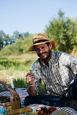 포토 JPG 해외이미지 주간 서양인 남자 잔 한명 들기 앉기 상반신 성인 야외 앞모습 아웃포커스 와인 성인남자한명만 해외202008 해외포토 자연요소 외국인 1 식기 뷰포인트 모션 주류 촬영기법 사람 남자한명만 성인남자만 파일형식