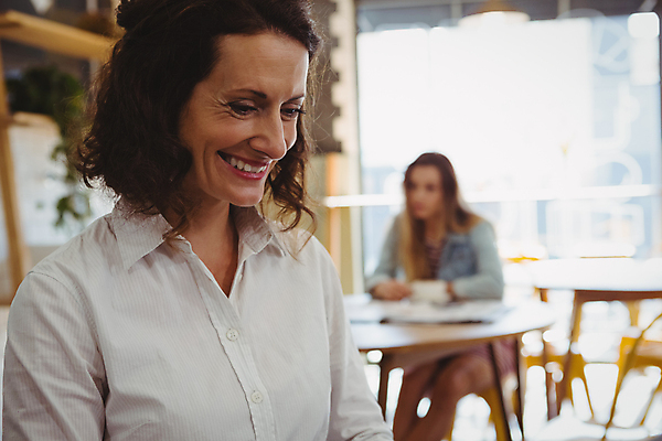 포토 JPG 해외이미지 응시 행복 카페 비즈니스우먼 해외202008 해외포토 시선 여자 감정 비즈니스 상점 직장인 파일형식