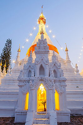 포토 JPG 해외이미지 태국 하늘 조명 장식 탑 흰색 시간 야간 아래 A 북쪽 해외202008 해외포토 자연요소 건축물 알파벳 아시아 컬러 방향 위치 파일형식