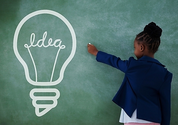 포토 JPG 해외이미지 여자 어린이라이프 어린이 전구 한명 상반신 뒷모습 사무실 칠판 기록 비즈니스우먼 직업체험 역할놀이 소녀한명만 해외202008 해외포토 1 라이프스타일 뷰포인트 비즈니스 놀이 사람 직장인 체험학습 여자한명만 소녀만 파일형식