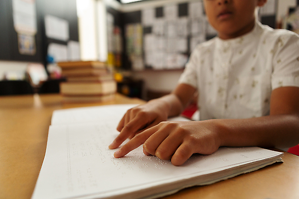 포토 JPG 해외이미지 라이프스타일 남자 어린이 남학생 실내 한명 소년 상반신 앞모습 독서 책상 시각장애인 점자 손짚기 소년한명만 점자책 해외202008 해외포토 1 학생 뷰포인트 가구 사람 손짓 내부 생활 책 장애인 남자한명만 소년만 파일형식