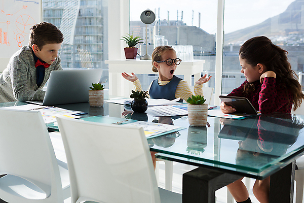포토 JPG 해외이미지 응시 여자 남자 어린이라이프 어린이 비즈니스 회의 소년 상반신 세명 노트북 태블릿 비즈니스맨 비즈니스우먼 직업체험 소통 역할놀이 어린이만 해외202008 해외포토 라이프스타일 시선 컨셉 놀이 사람 전자제품 스마트기기 직장인 체험학습 파일형식