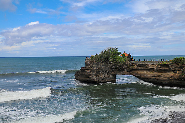 포토 JPG 해외이미지 파도 아침 사찰 구멍 아래 도착 A 제비 힌두교 해외202008 해외포토 주간 알파벳 종교 바다 종교건축 조류 방향 위치 파일형식