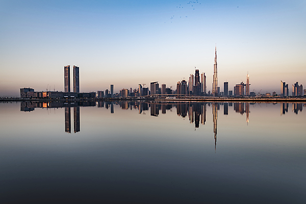포토 JPG 해외이미지 아침 함께함 풍경 물 일출 고층빌딩 속도 동쪽 스카이라인 아랍에미리트 두바이 해외202008 해외포토 주간 자연요소 컨셉 중동 빌딩 노을 방향 파일형식