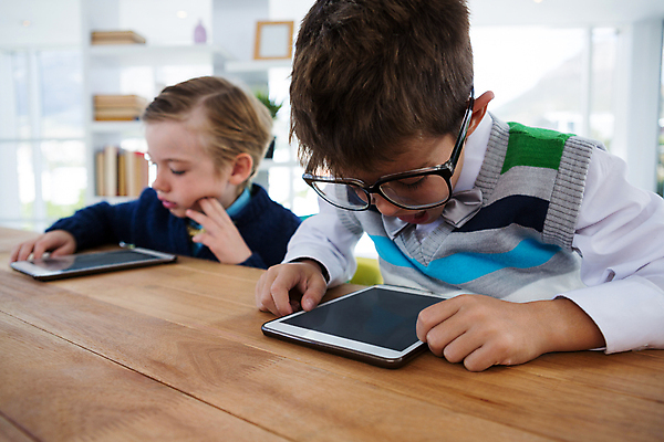 포토 JPG 해외이미지 응시 남자 어린이라이프 어린이 비즈니스 소년 상반신 두명 태블릿 사무실 비즈니스맨 직업체험 경영 역할놀이 소년만 해외202008 해외포토 라이프스타일 시선 놀이 사람 전자제품 스마트기기 직장인 체험학습 남자만 어린이만 파일형식