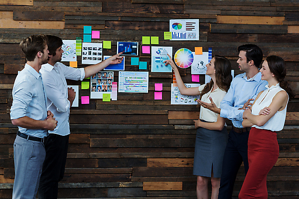 포토 JPG 해외이미지 서양인 여자 남자 벽 비즈니스 회의 실내 서기 여러명 상반신 성인 옆모습 사무실 팔짱 가리킴 비즈니스맨 비즈니스우먼 포스트잇 성인만 해외202008 해외포토 외국인 뷰포인트 다수 모션 사람 손짓 내부 메모지 직장인 파일형식