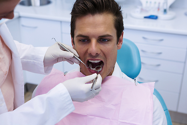 포토 JPG 해외이미지 여자 남자 치과 병원 앉기 상반신 성인 두명 치료 의사 치과진료 성인만 해외202008 해외포토 의학 모션 사람 진료 의료진 파일형식