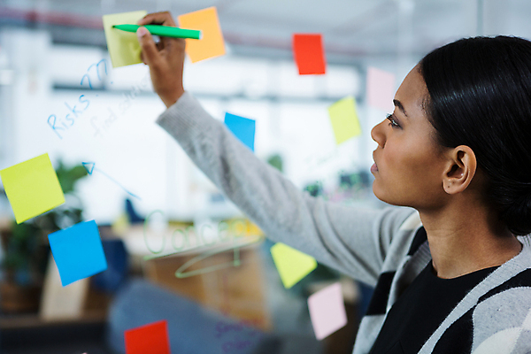 포토 JPG 해외이미지 응시 여자 흑인 실내 한명 들기 상반신 성인 옆모습 아웃포커스 사무실 기록 비즈니스우먼 포스트잇 성인여자한명만 해외202008 해외포토 서양인 1 시선 뷰포인트 비즈니스 모션 촬영기법 사람 내부 메모지 직장인 여자한명만 성인여자만 파일형식