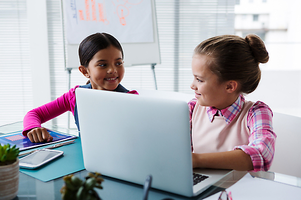 포토 JPG 해외이미지 여자 어린이라이프 어린이 비즈니스 상반신 두명 노트북 사무실 마주보기 업무 비즈니스우먼 직업체험 소통 경영 역할놀이 소녀만 해외202008 해외포토 라이프스타일 컨셉 모션 놀이 사람 전자제품 작업 직장인 체험학습 여자만 어린이만 파일형식