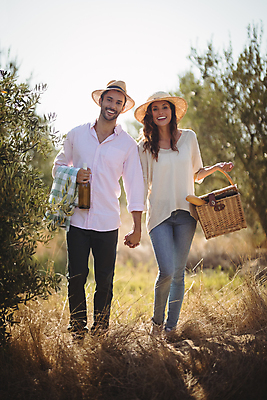 포토 JPG 해외이미지 주간 전신 서양인 여자 남자 행복 술병 들기 성인 야외 두명 소풍 걷기 손잡기 돗자리 소풍바구니 성인만 해외202008 해외포토 자연요소 외국인 감정 모션 병_용기 주류 사람 야외활동 바구니 파일형식