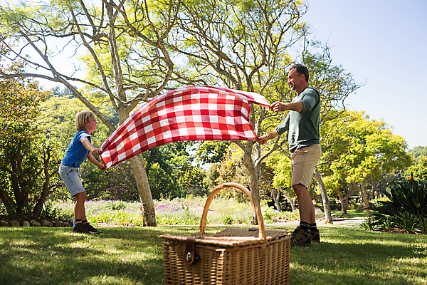 포토 JPG 해외이미지 주간 전신 서양인 나무 공원 남자 아들 어린이 서기 소년 성인 야외 두명 옆모습 소풍 펼침 잡기 아빠 돗자리 소풍바구니 남자만 해외202008 해외포토 자연요소 외국인 식물 공공시설 뷰포인트 가족 모션 사람 야외활동 바구니 파일형식