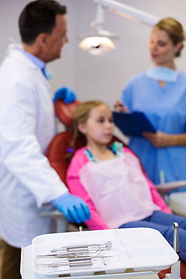 포토 JPG 해외이미지 여자 남자 어린이 치과 병원 앉기 소녀 상반신 성인 세명 도구 치과진료 해외202008 해외포토 의학 모션 사람 진료 파일형식