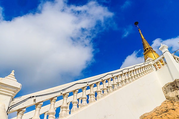 포토 JPG 해외이미지 백그라운드 하늘 코끼리 함께함 파란색 계단 탑 사찰 황금 언덕 상승 방법 해외202008 해외포토 건축물 컬러 컨셉 포유류 종교건축 파일형식