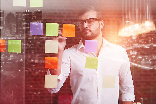 포토 JPG 해외이미지 서양인 남자 벽 실내 한명 상반신 성인 앞모습 도시풍경 사무실 기록 잡기 비즈니스맨 포스트잇 성인남자한명만 해외202008 해외포토 외국인 1 뷰포인트 비즈니스 모션 사람 풍경 내부 메모지 도시 직장인 남자한명만 성인남자만 파일형식