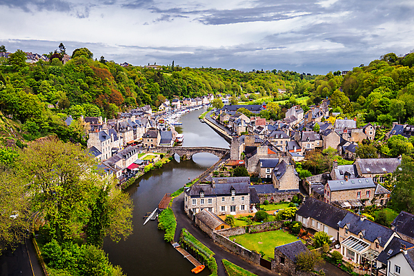 포토 JPG 해외이미지 전통 하늘 거리 주택 함께함 풍경 파란색 역사 좁은 타운 옛날 조언 해외202008 해외포토 컬러 컨셉 건물 도시 파일형식