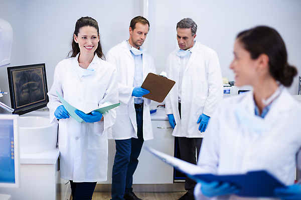 포토 JPG 해외이미지 여자 남자 치과 병원 앉기 여러명 상반신 성인 치과진료 성인만 해외202008 해외포토 다수 의학 모션 사람 진료 파일형식