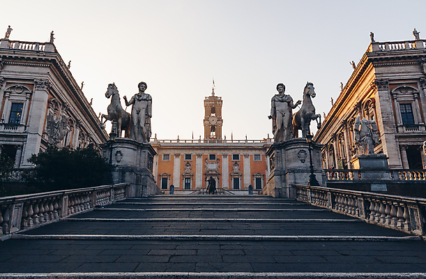 포토 JPG 해외이미지 조각상 계단 흰색 광장 해외202008 해외포토 컬러 조형물 파일형식