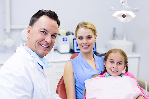 포토 JPG 해외이미지 여자 남자 딸 어린이 엄마 치과 병원 앉기 상반신 성인 세명 환자 치과의사 치과진료 해외202008 해외포토 의학 가족 모션 사람 진료 의사 파일형식