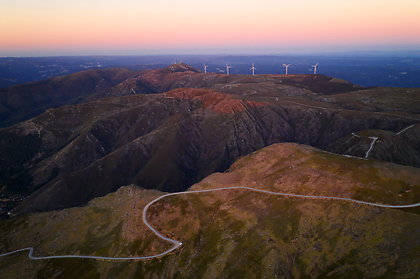포토 JPG 해외이미지 도로 바람 함께함 안테나 포르투갈 드론 해외202008 해외포토 자연요소 유럽 길 컨셉 통신 교통시설 날씨 파일형식