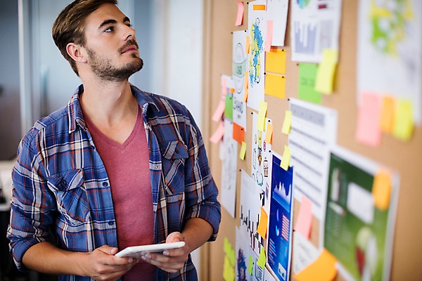 포토 JPG 해외이미지 서양인 응시 남자 벽 실내 한명 들기 상반신 성인 앞모습 태블릿 사무실 비즈니스맨 포스트잇 성인남자한명만 해외202008 해외포토 외국인 1 시선 뷰포인트 비즈니스 모션 사람 내부 전자제품 스마트기기 메모지 직장인 남자한명만 성인남자만 파일형식