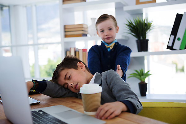 포토 JPG 해외이미지 남자 어린이라이프 커피 어린이 엎드리기 비즈니스 소년 상반신 두명 컵 노트북 사무실 잡기 잠 비즈니스맨 직업체험 경영 역할놀이 소년만 해외202008 해외포토 라이프스타일 식기 음료 모션 놀이 사람 전자제품 직장인 체험학습 남자만 어린이만 파일형식