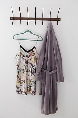 포토 JPG 해외이미지 벽 매달리기 잠옷 흰색 목욕가운 고리 반대 해외202008 해외포토 옷 컬러 모션 가운 파일형식