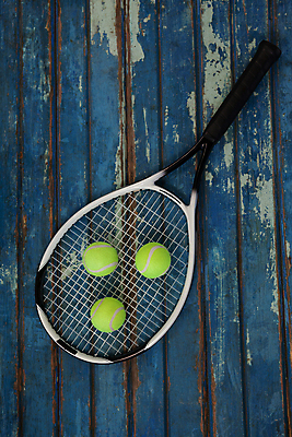 포토 JPG 해외이미지 탁자 사람없음 테니스라켓 테니스공 해외202008 해외포토 가구 공 테니스 라켓 테니스용품 파일형식