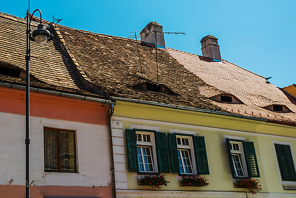 포토 JPG 해외이미지 전통 창문 지붕 거리 주택 함께함 컬러풀 8월 특별함 해외202008 해외포토 컬러 컨셉 건물 날짜 파일형식