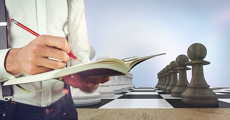 포토 JPG 해외이미지 남자 한명 들기 상반신 성인 공책 기록 체스말 체스 체스판 성인남자한명만 해외202008 해외포토 1 모션 놀이 문구용품 사람 말_게임 남자한명만 성인남자만 파일형식