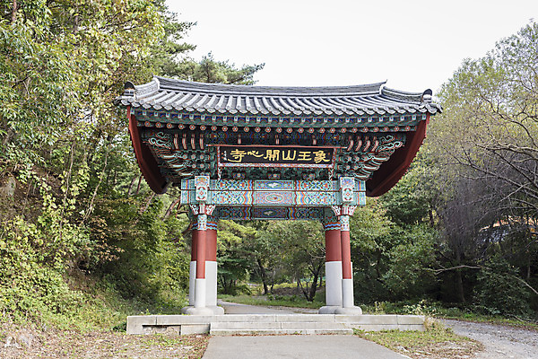 포토 JPG 주간 전통 여행 자연 출입구 한국 풍경 사람없음 야외 문 가을풍경 가을 사찰 서산 개심사 국내포토 자연요소 계절 아시아 종교건축 충청남도 생태계 파일형식 가을_계절