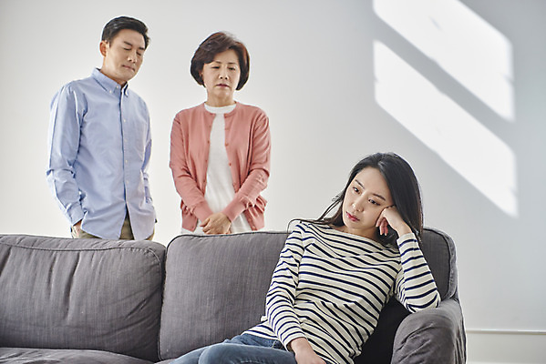 포토 JPG 여자 남자 딸 중년 50대 가족 엄마 실내 대화 서기 앉기 상반신 성인 두명 앞모습 세명 30대 소파 한국인 짜증 아빠 실업자 싸움 잔소리 단절 국내포토 감정 뷰포인트 의자 관계 모션 말하기 사람 동양인 내부 장년 파일형식