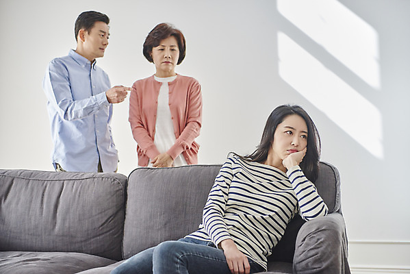 포토 JPG 여자 남자 딸 중년 50대 가족 엄마 실내 대화 서기 앉기 상반신 성인 두명 앞모습 세명 30대 소파 한국인 짜증 아빠 실업자 싸움 잔소리 단절 삿대질 국내포토 감정 뷰포인트 의자 관계 모션 말하기 사람 동양인 손짓 내부 장년 파일형식