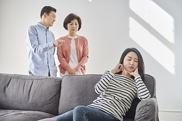 포토 JPG 여자 남자 딸 중년 50대 가족 엄마 실내 대화 앉기 상반신 성인 두명 앞모습 세명 30대 소파 한국인 짜증 수비 아빠 실업자 싸움 잔소리 단절 국내포토 감정 뷰포인트 의자 관계 모션 말하기 사람 동양인 내부 장년 파일형식