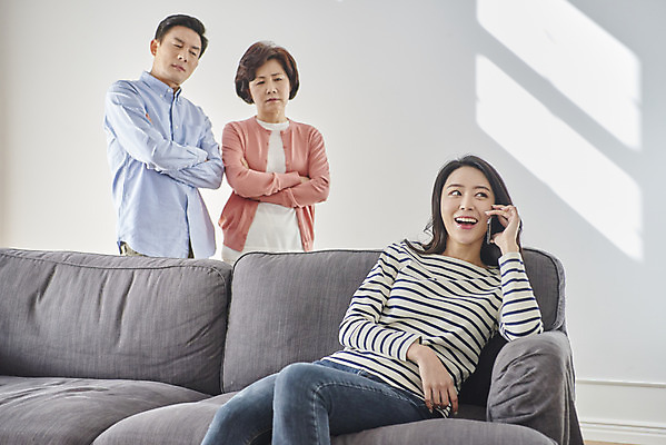 포토 JPG 여자 남자 딸 중년 50대 가족 엄마 실내 대화 서기 앉기 상반신 성인 두명 앞모습 세명 30대 소파 한국인 짜증 아빠 실업자 즐거움 싸움 통화 잔소리 단절 국내포토 감정 뷰포인트 의자 관계 모션 말하기 사람 동양인 내부 장년 파일형식