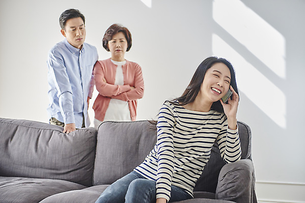 포토 JPG 여자 남자 딸 중년 50대 가족 엄마 실내 대화 서기 앉기 상반신 성인 두명 앞모습 세명 30대 소파 한국인 짜증 아빠 실업자 즐거움 싸움 통화 잔소리 단절 국내포토 감정 뷰포인트 의자 관계 모션 말하기 사람 동양인 내부 장년 파일형식