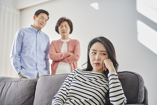 포토 JPG 여자 남자 딸 로우앵글 중년 50대 가족 엄마 실내 대화 서기 앉기 상반신 성인 두명 앞모습 세명 30대 소파 한국인 짜증 아빠 실업자 싸움 잔소리 단절 국내포토 감정 뷰포인트 의자 관계 모션 말하기 사람 동양인 내부 장년 파일형식