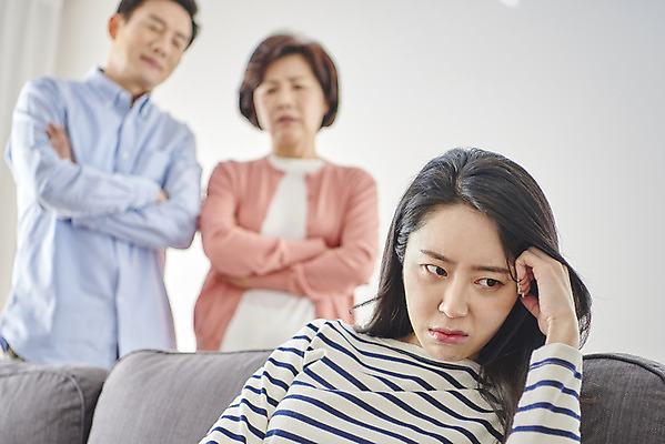 포토 JPG 여자 남자 딸 중년 50대 가족 엄마 실내 대화 서기 앉기 상반신 성인 두명 앞모습 세명 30대 소파 한국인 짜증 아빠 실업자 싸움 잔소리 단절 국내포토 감정 뷰포인트 의자 관계 모션 말하기 사람 동양인 내부 장년 파일형식