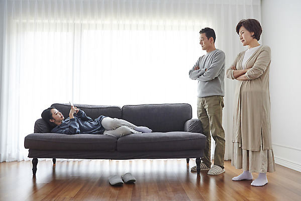 포토 JPG 전신 여자 남자 딸 중년 50대 가족 엄마 실내 서기 성인 앞모습 세명 30대 소파 눕기 팔짱 한국인 짜증 아빠 실업자 잔소리 용돈 국내포토 감정 뷰포인트 의자 관계 모션 사람 동양인 내부 장년 파일형식