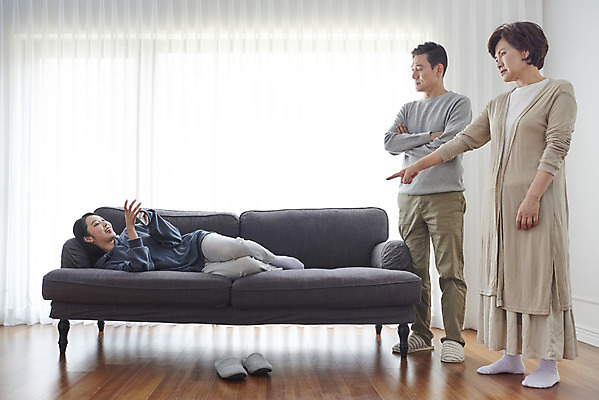 포토 JPG 전신 여자 남자 딸 중년 50대 가족 엄마 실내 서기 성인 앞모습 세명 30대 소파 눕기 팔짱 한국인 짜증 아빠 실업자 잔소리 삿대질 용돈 국내포토 감정 뷰포인트 의자 관계 모션 사람 동양인 손짓 내부 장년 파일형식