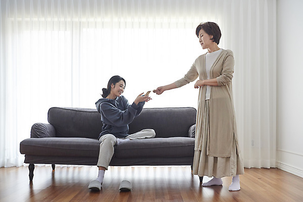 포토 JPG 전신 여자 딸 중년 50대 가족 모녀 엄마 실내 서기 앉기 상반신 성인 두명 앞모습 옆모습 30대 소파 한국인 실업자 주기 용돈 여자만 국내포토 뷰포인트 의자 관계 모션 사람 동양인 내부 장년 파일형식