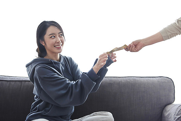 포토 JPG 손 여자 딸 행복 중년 50대 가족 모녀 엄마 실내 미소 앉기 상반신 성인 두명 옆모습 신체부위 30대 한국인 실업자 주기 용돈 여자만 국내포토 감정 뷰포인트 관계 모션 표정 사람 동양인 내부 장년 파일형식