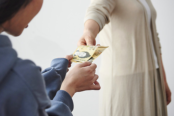 포토 JPG 손 여자 딸 중년 50대 돈 가족 모녀 엄마 실내 서기 앉기 상반신 성인 두명 옆모습 30대 한국인 실업자 주기 용돈 여자만 국내포토 뷰포인트 관계 모션 사람 동양인 내부 신체부위 장년 재산 파일형식