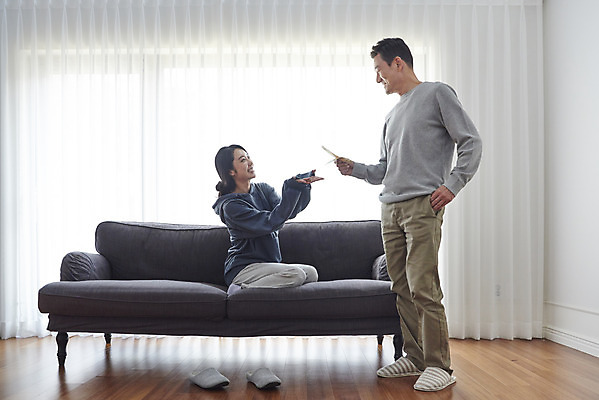 포토 JPG 전신 여자 남자 딸 행복 중년 50대 가족 실내 서기 미소 앉기 성인 두명 옆모습 30대 소파 희망 한국인 자녀 아빠 실업자 주기 요청 용돈 부녀 국내포토 감정 뷰포인트 의자 관계 모션 표정 사람 동양인 내부 장년 파일형식