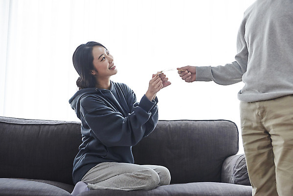 포토 JPG 전신 여자 남자 딸 행복 중년 50대 가족 실내 서기 미소 앉기 상반신 성인 두명 옆모습 30대 소파 희망 한국인 자녀 아빠 실업자 주기 요청 용돈 부녀 국내포토 감정 뷰포인트 의자 관계 모션 표정 사람 동양인 내부 장년 파일형식