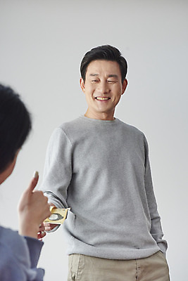 포토 JPG 여자 남자 딸 행복 중년 50대 가족 실내 서기 미소 앉기 상반신 성인 두명 앞모습 30대 한국인 자녀 아빠 실업자 주기 용돈 부녀 국내포토 감정 뷰포인트 관계 모션 표정 사람 동양인 내부 장년 파일형식